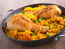 Печени сочни пилешки бутчета с ориз, грах и ароматни подправки на фурна - снимка на рецептата